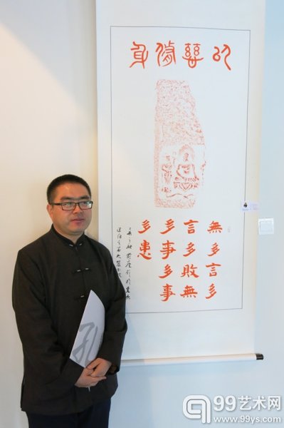 艺术家靳敏一在自己作品前