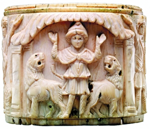 象牙小盒子，雕刻了但以理在两头狮子之间举臂祈祷。