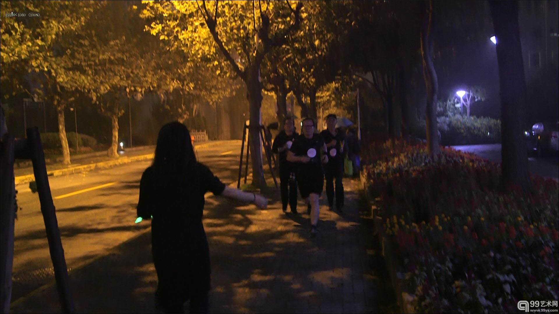 夜跑比赛中 张锰