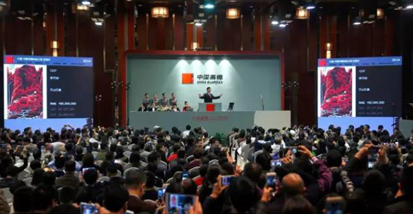 新中国美术史上的巅峰之作——李可染《万山红遍》以1.84亿元成交