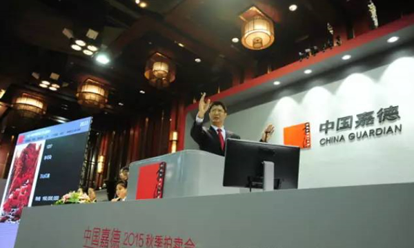 中国嘉德首席拍卖师徐军在大观拍卖现场