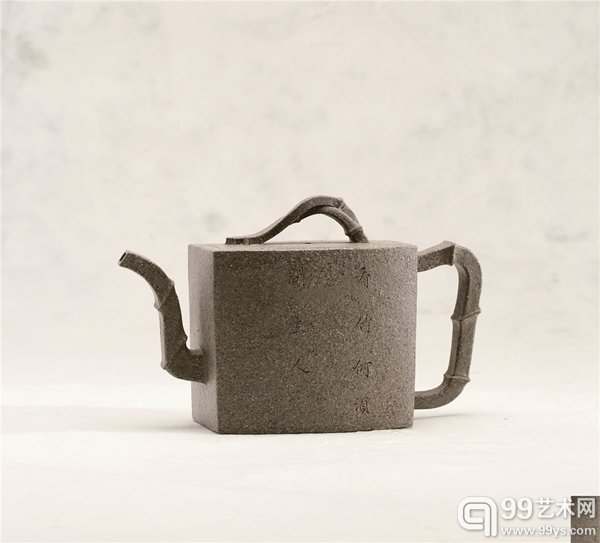 清康熙 竹节壶 高:10.3cm、宽:17.1cm 铭文:「看竹何须问主人」 估价:RMB 2,600,000-3,600,000