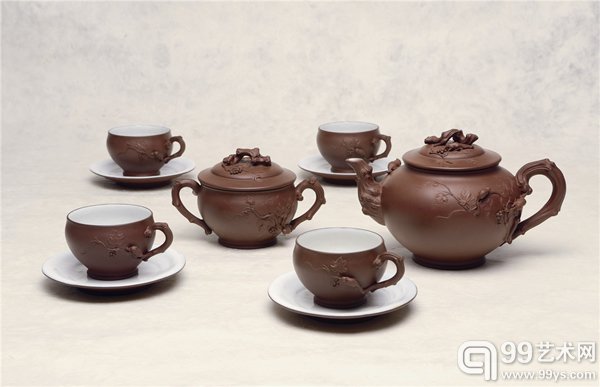 顾景舟制 松鼠葡萄十头套组茶具 一套十件 盘直径:14.9cm;杯高:6.5cm、宽:11.9cm; 罐高:11.5cm、宽:18.3cm;壶高:15cm、宽:24.8cm 估价待询