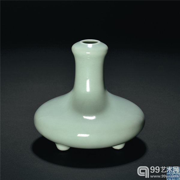 清 乾隆朝 御窑粉青釉三足香插 高:11.5cm 款识:大清乾隆年製 来源:原为上海文物商店旧藏 记录:2001年6月23日 上海敬华 Lot.118 估价:RMB 3,000,000-4,000,000