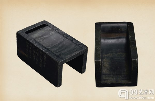明 任询铭眉纹抄手歙砚 长:24.5 cm、高:11.8cm 款识:任询款 估价:RMB 550,000-650,000 著录:《砚台 中国の砚》日本写真印刷株式会社 Lot.296