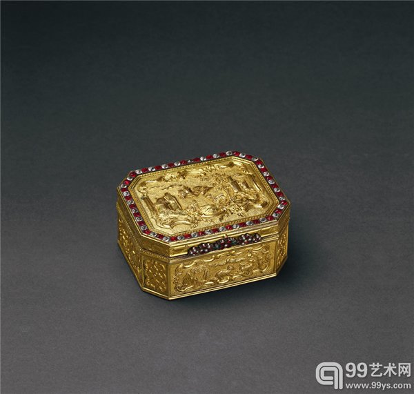十八世纪 铜鎏金镶闪料倭角方鼻烟壶 长:7.2 cm 估价:RMB 800,000-1,000,000