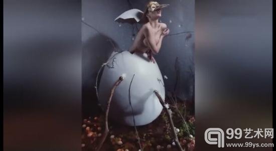 女艺术家裸体与动物合影 抗议物化女性