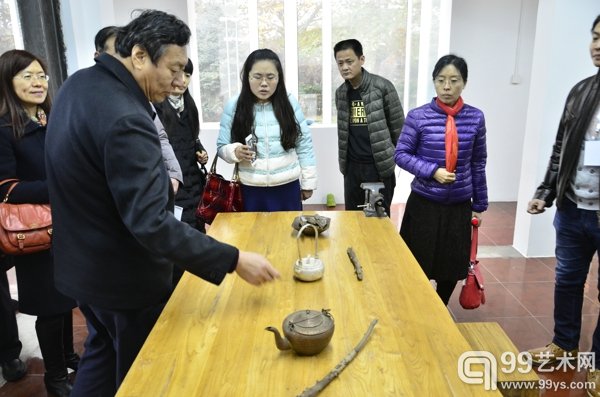 嘉宾参观金属工作室
