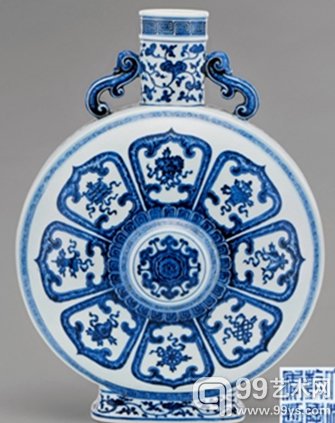 清乾隆 青花八吉祥纹双螭耳抱月瓶 高 47.5 cm 成交价:RMB 11,040,000