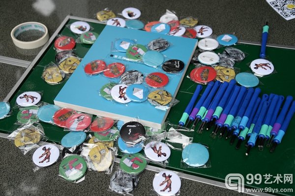 开幕现场以艺术家作品图为元素的胸卡
