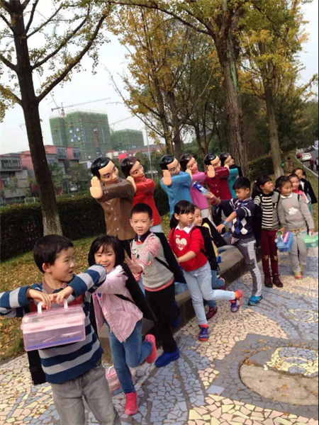 参赛选手在现场愉快玩耍