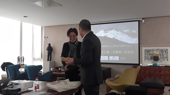 曹星原老师代表朱乃正艺术研究中心向白盒子艺术馆孙永增馆长赠礼物
