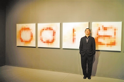 　顾长卫在自己的作品前。