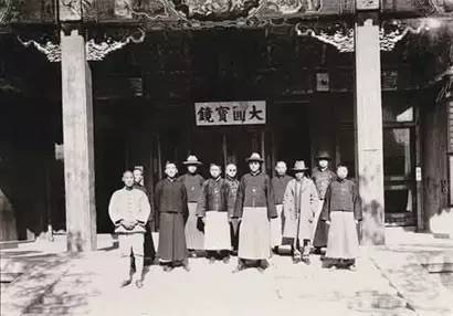 清室善后委员会点查组在养心殿前合影