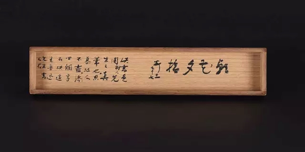挂轴装在一个雅致的小木盒里，盒盖内侧有清水安三亲笔题识：“朝花夕拾，安三 七十七”，又有一段小字道：“此书是周树人先生之真笔也。思慕故人不尽，添四个字在此，这是鲁迅先生书名也。”