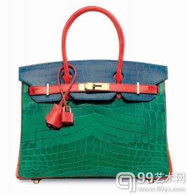 特别订制亮面祖母绿、海蓝及橘红三色尼罗鳄鱼皮 30 公分柏 金包附黄金配件 HERMèS, 2014 年 500,000 –600,000 港元（图片由佳士得提供）