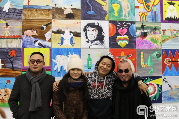艺术家左小祖咒(右二)、艺术家金锋(右一)与来宾合影