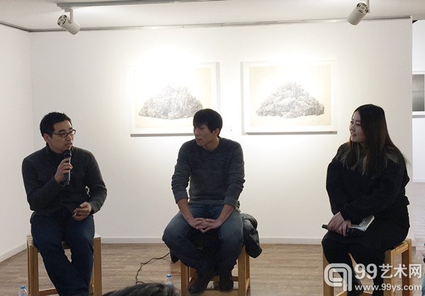 展览开幕现场策展人与艺术家对话