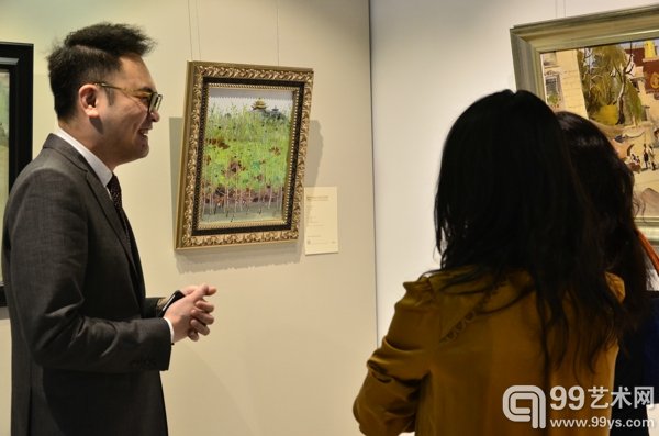 保利香港拍卖执行董事张益修为嘉宾介绍拍品
