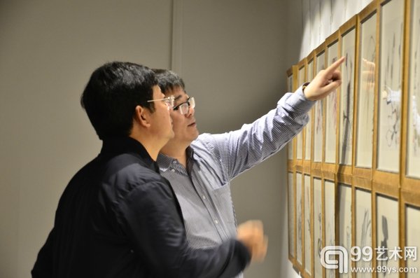 保利拍卖执行董事赵旭向来宾介绍拍品