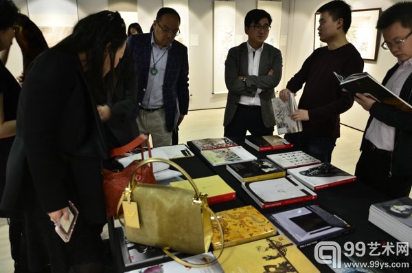 翻阅拍卖图录