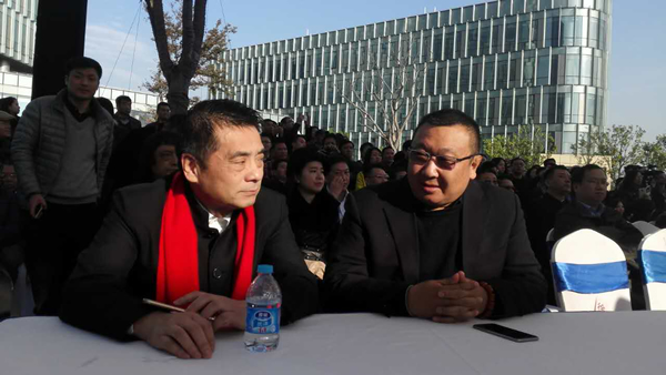 黄炳良与外高桥集团股份有限公司董事长舒榕斌在签约现场