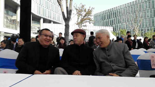 黄炳良与江苏省收藏家协会会长徐湖平、著名陶瓷鉴定家张浦生