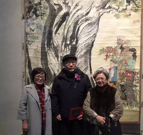 中国嘉德董事总裁兼CEO胡妍妍陪同著名画家程十发之子程多多、程十发弟子汪大文参观展览