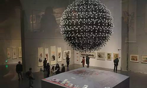 下沉式展厅以立体三维和时间线方法的设计通过拼图方式加强与观众互动