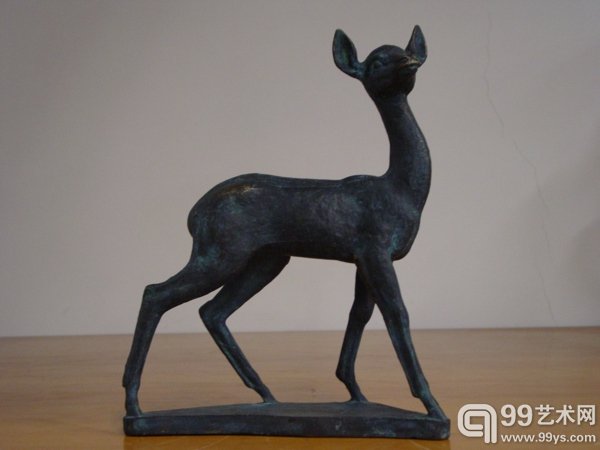 王合内 鹿 1962年 33×27×10 中国美术馆藏 铜质圆雕