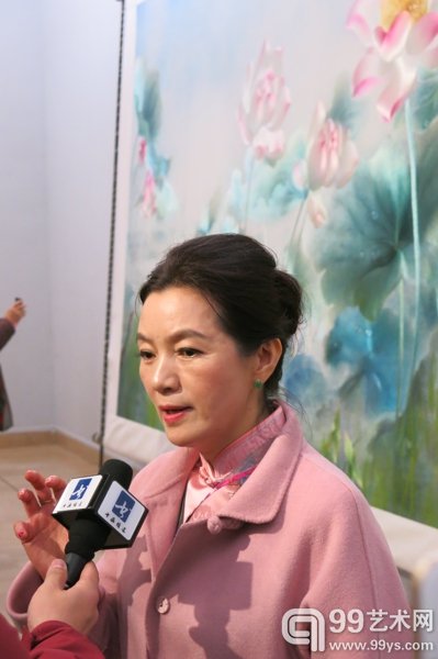 艺术家姚建萍接受媒体采访
