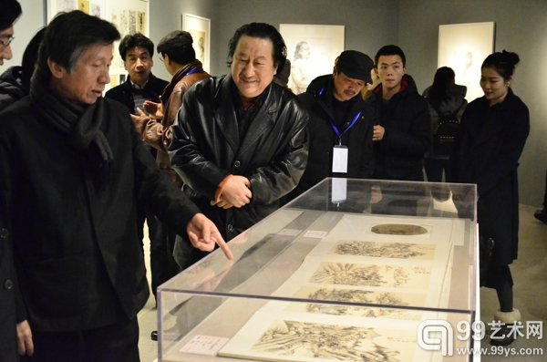 中央美术学院院长范迪安与中国画院院长杨晓阳在展览现场