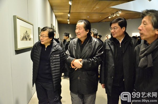 中央美术学院院长范迪安与中央美院党委书记高洪、中国画院院长杨晓阳在展览现场