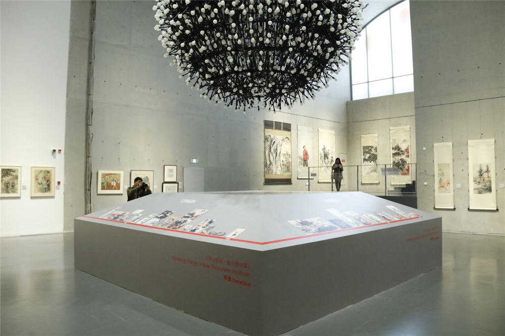 展厅中央展示的时间线索与作品缩略图