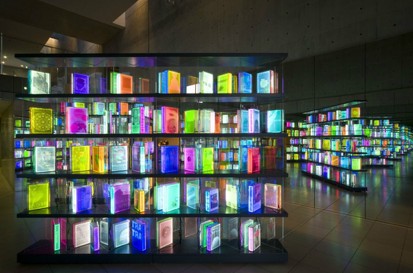 韩国艺术家姜爱兰的作品《光明之书》  LED装置   2011年
