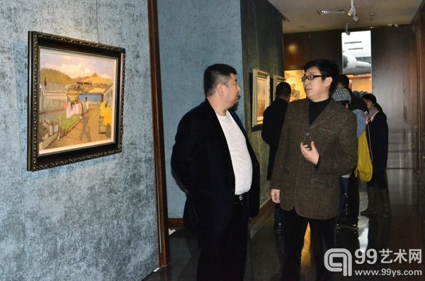 艺术总监马春光与学术主持张曙光在展览现场