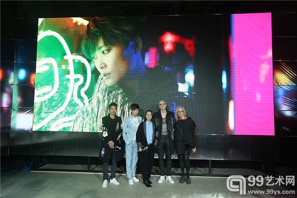 天娱艺术总监游上上、李宇春、天娱总裁龙丹妮、PC MUSIC艺术总监Finn、建筑师Yael Reisner合影