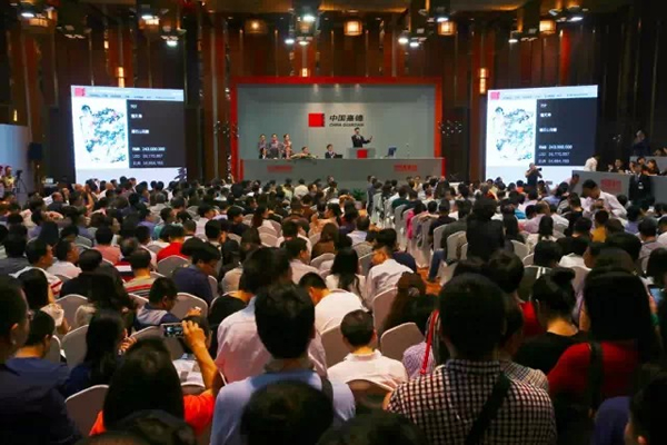 中国嘉德2015春拍 潘天寿《鹰石山花图》拍卖现场