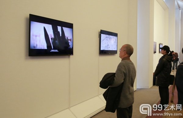 37层观众看展