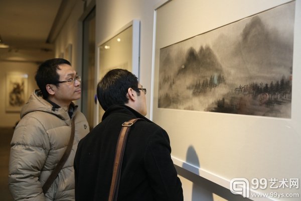 观众看展