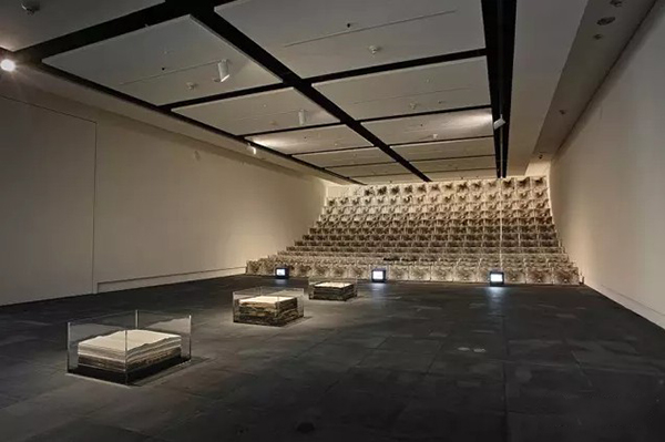 张羽 上墨的空间20150724（装置），宣纸、水、墨、亚克力、钢丝、影像，关渡美术馆，台北，2015