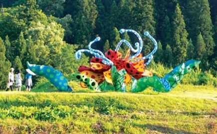 ④草间弥生《鲜花盛开的乡村》铝、漆2006年