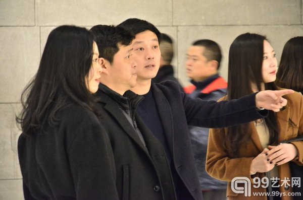四川美术学院院长庞茂琨与策展人何桂彦在展览现场