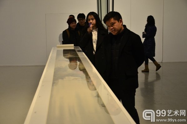 四川美术学院院长庞茂琨在展览现场
