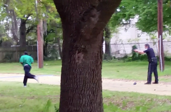 美国白人警察Michael Slager开枪击毙手无寸铁黑人Walter Scott，被控谋杀罪。