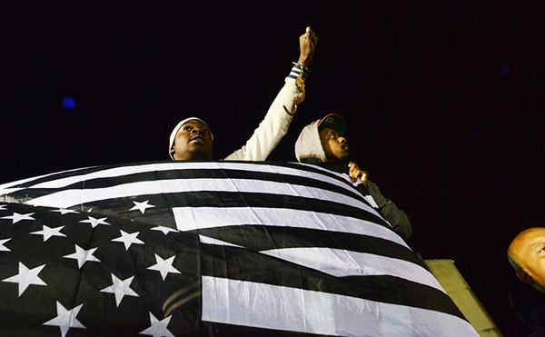 由黑人青年Freddie Gray "非正常死亡"而引发的街头骚乱在美国马里兰州巴尔的摩市愈演愈烈。（4月12日，格雷在街头被捕，19日格雷在当地一家医院死亡，死因是脊柱严重受伤。由于对格雷的"非正常死亡"感到不满，众多巴尔的摩市民连日来走上街头，举行抗议示威活动。）