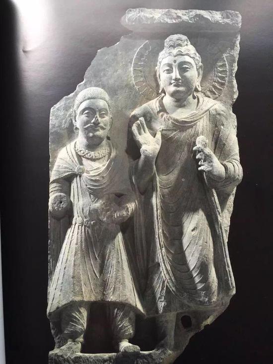 由郭煜阳先生提供的佳士得2013年纽约春拍被买家退回的“新旧拼接”品，两张照片的残缺处、破损处皆一致