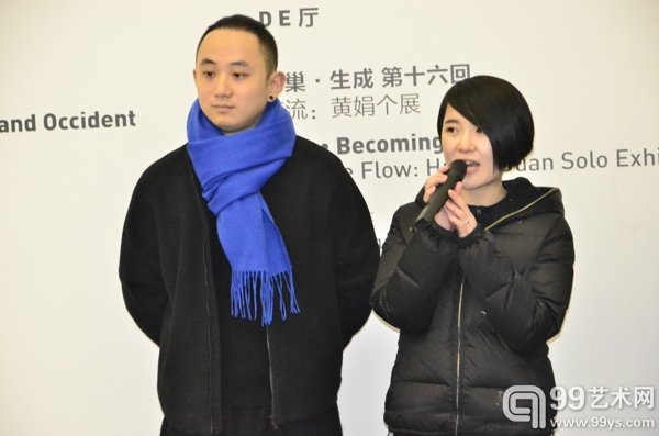 策展人杨鉴(左)与年轻艺术家黄娟