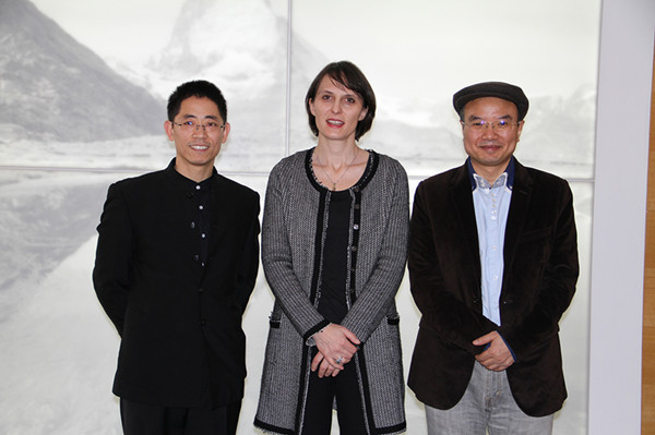 左起：策展人、“共振计划”项目发起人粟多壮；瑞士驻华使馆文化与新闻处主任裴雅珍(Ms. Jenny Piaget)、北京大学艺术学院副院长彭锋