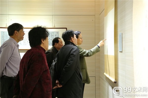 赵国驻老师陪同嘉宾观展